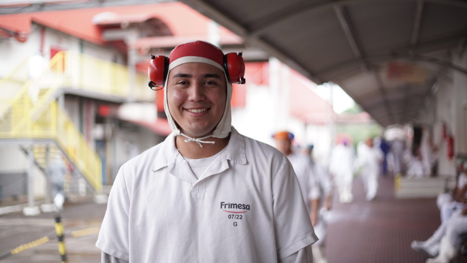 Lucas Souza veio do Pará para trabalhar na indústria Frimesa, em Medianeira. 