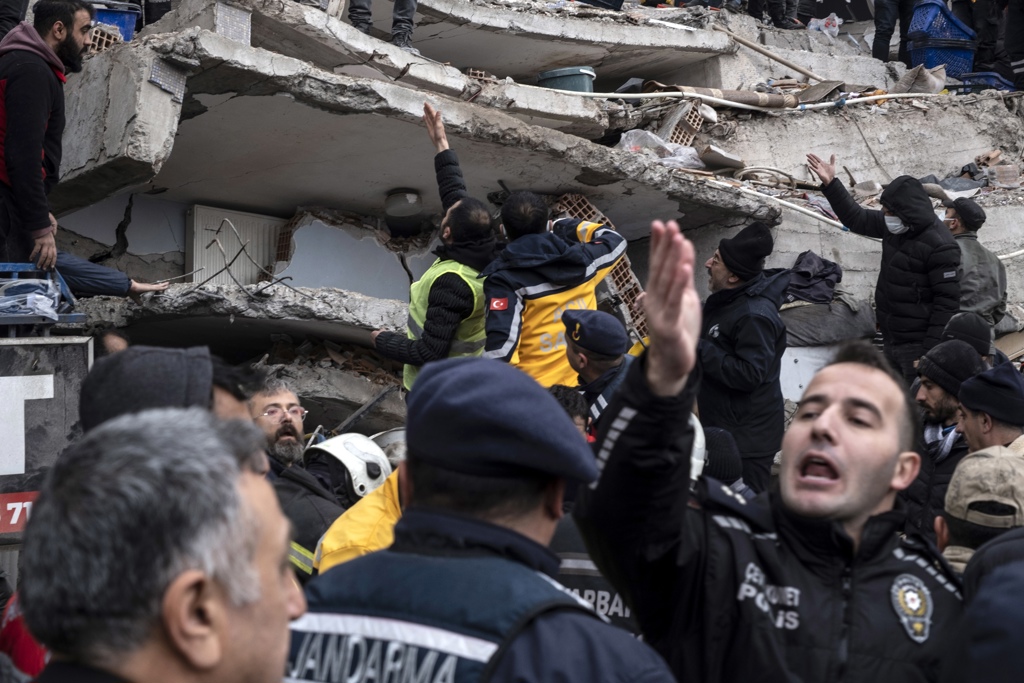 Terremoto provoca mais de 1,3 mil mortes na Síria e Turquia