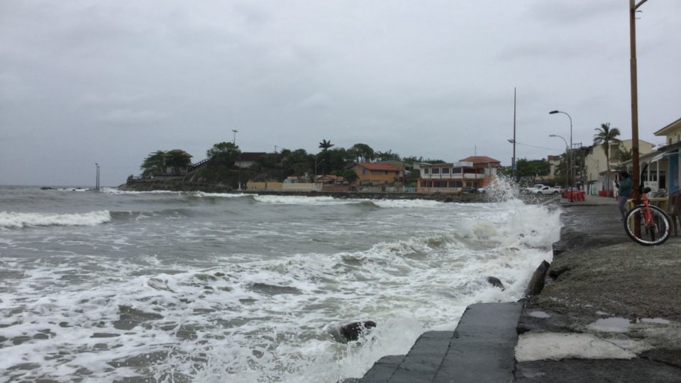 Ressaca na Praia Central de Matinhos