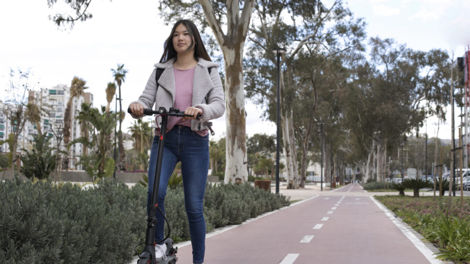 Menina de patinete na cidade