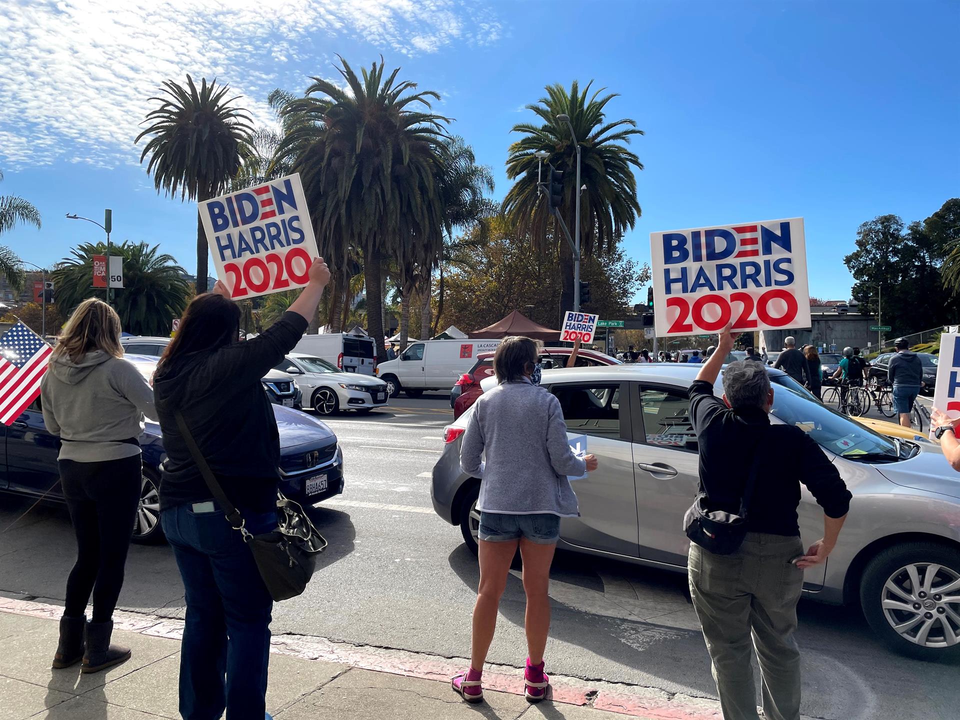 CRÔNICA Apoiadores de Joe Biden e Kamala Harris comemoram sua vitória nas eleições presidenciais de 2020, nas ruas de Oakland, Califórnia (EUA).