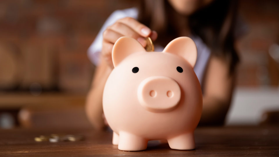 A educação financeira ajuda a criança ter autonomia e responsabilidade com o uso do dinheiro