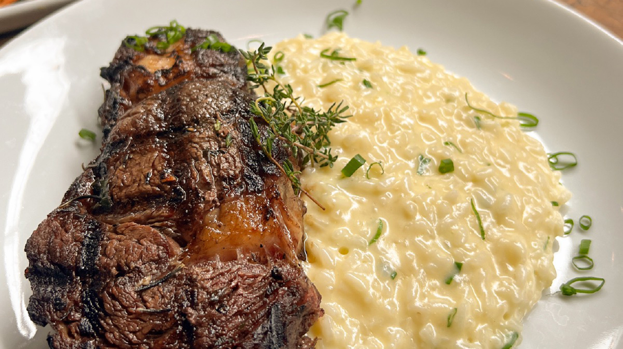 Entrecôte e risoto de parmesão, uma das opções de prato principal no menu completo de almoço e jantar do ST 444 Batel