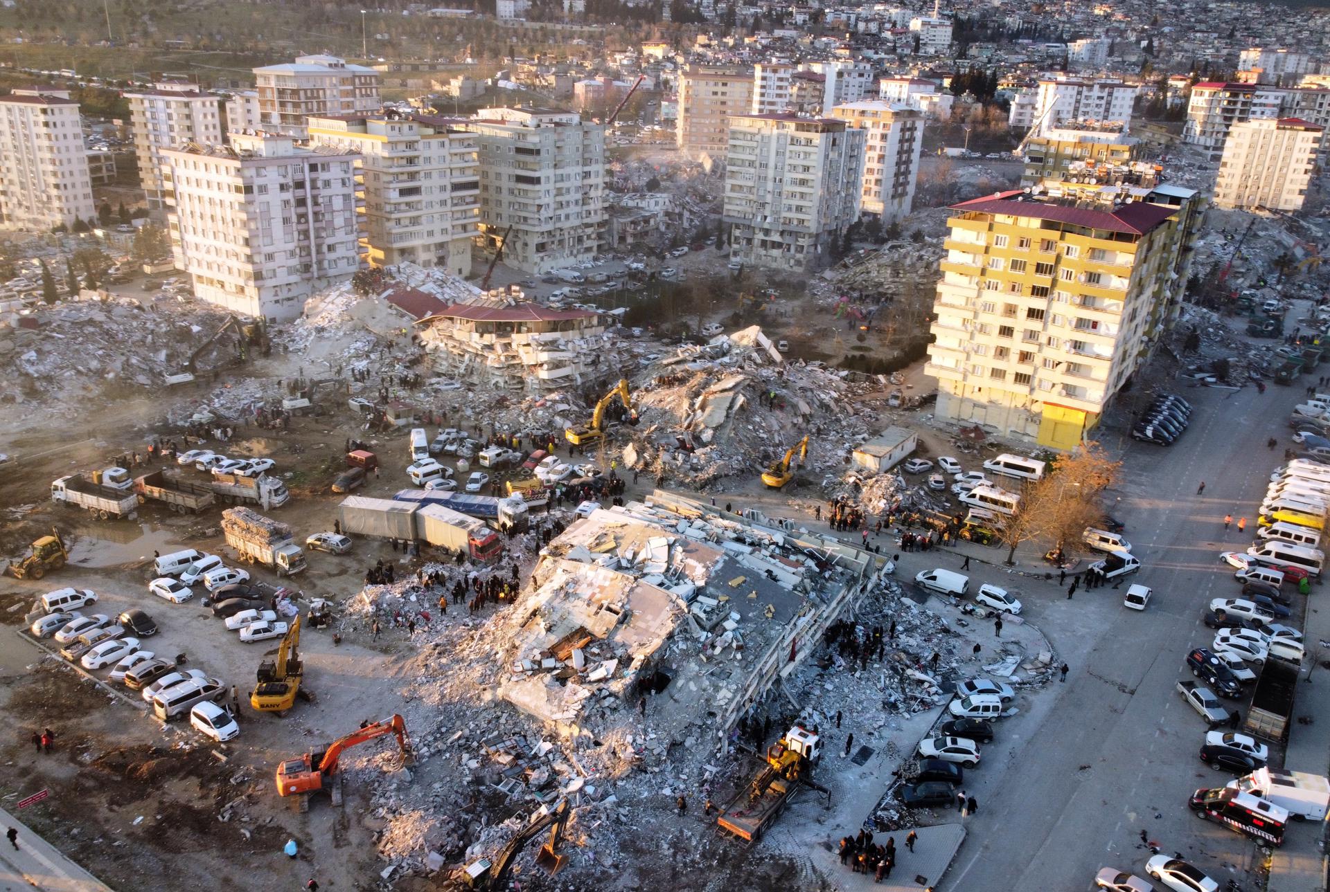 Escombros de prédios destruídos pelos terremotos na cidade de Karamamaras, sudeste da Turquia