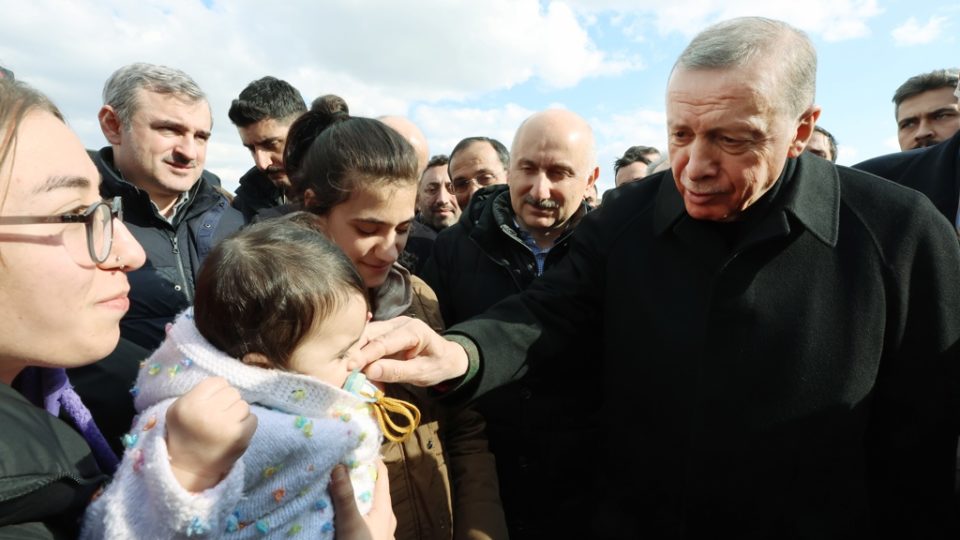 Turquia penaliza emissoras da oposição por reportagens sobre terremotos