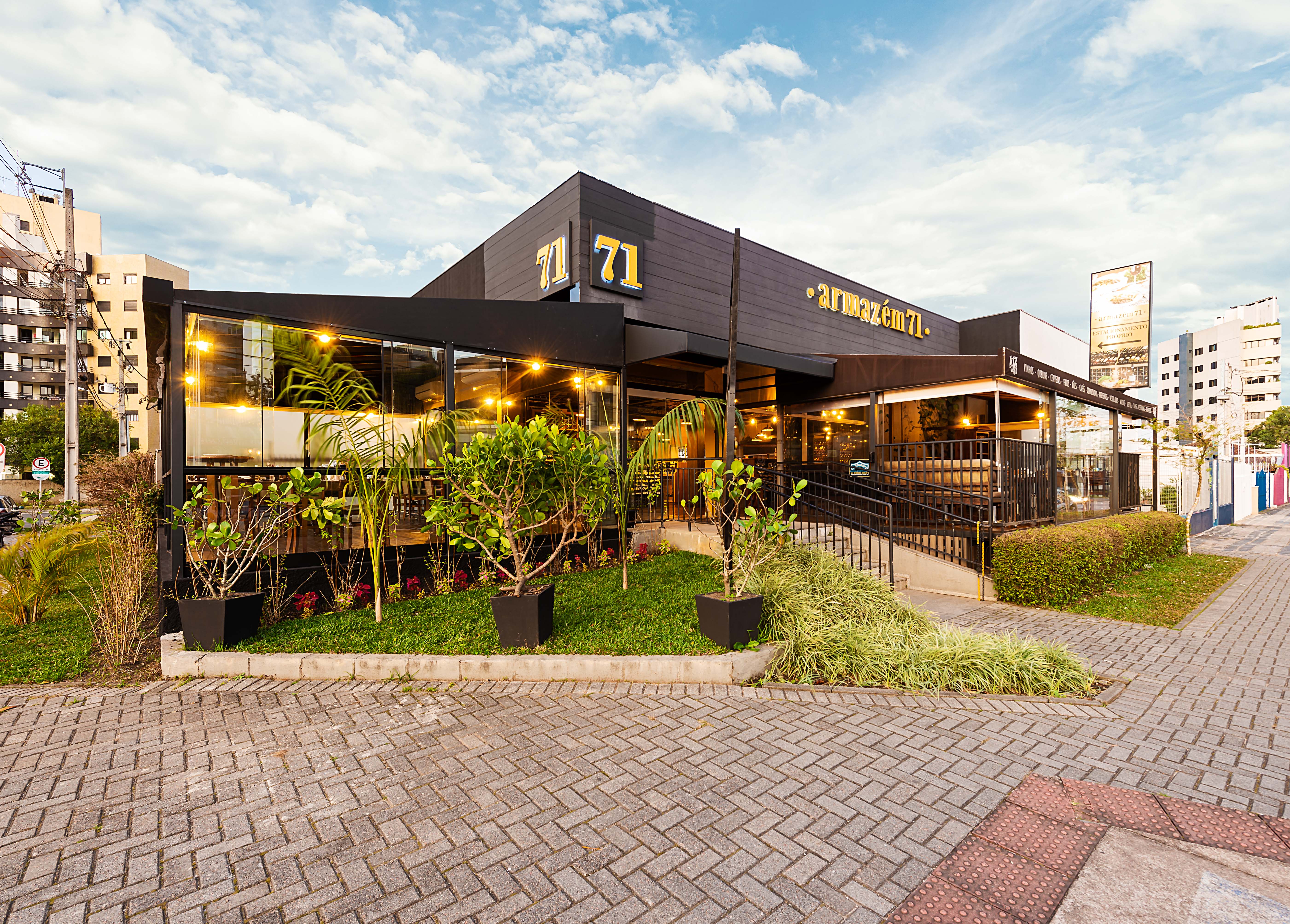 Armazém 71, restaurante e adega no Juvevê, tem dois decks que podem ser reservados para eventos.