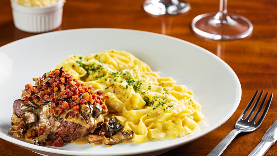 Mignon ao molho de cogumelos e crocante de bacon com fettuccine alfredo.