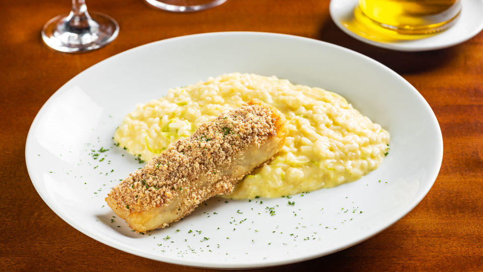 Peixe em crosta com risoto de limão siciliano.