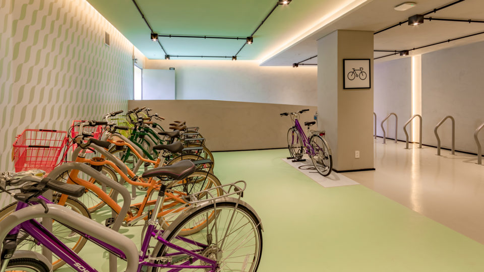 Estação para recarga de bicicletas elétricas é um dos features tecnológicos do ALMÁA Cabral, empreendimento da Construtora Laguna