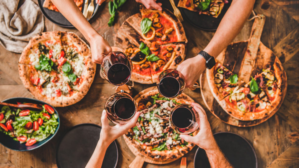 Você pode jantar uma tradicional pizza italiana com um bom vinho em Cascavel.