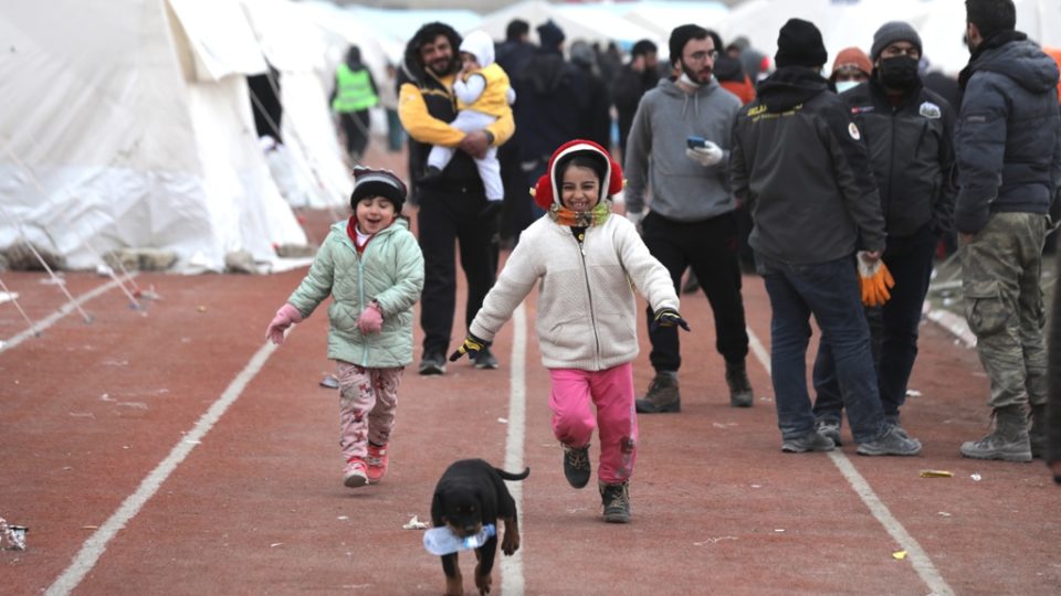 Turquia enfrenta problemas para identificar crianças sobreviventes após terremoto