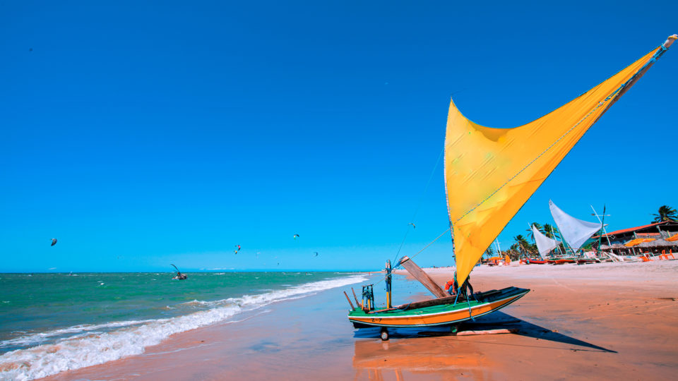 Cumbuco é uma praia tranquila, de águas calmas e areia firme.