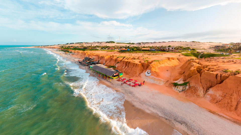 Canoa Quebrada é uma das praias mais frequentadas do litoral cearense.