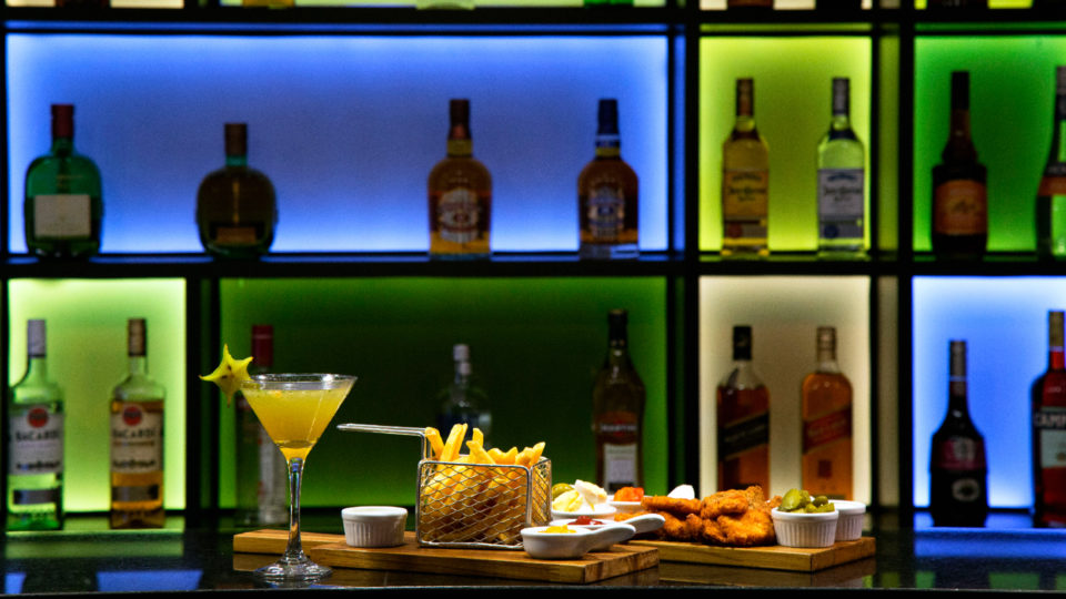Aproveite para curtir o ambiente requintado, os drinks e petiscos nos bares do hotel.