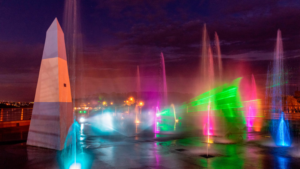 As lindas cenas do show de luz do Marco das Três Fronteiras de Puerto Iguazú são imperdíveis.