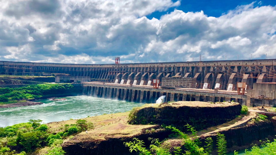 Dividida em dois países, a Usina de Itaipu é um ponto turístico repleto de atividades.