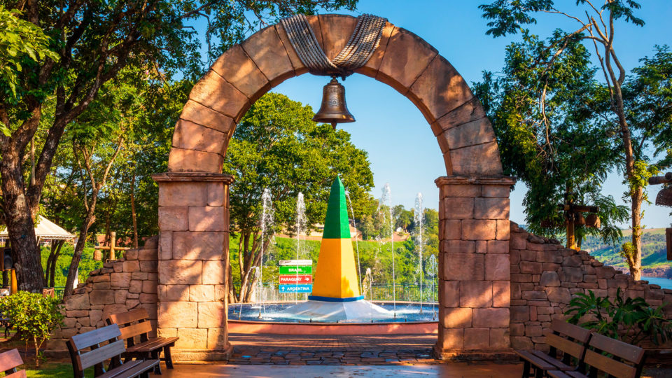 O obelisco brasileiro de Foz de Iguaçu encanta visitantes do mundo todo.