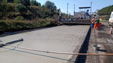 Técnica de recuperação de rodovias com pavimento de concreto, em uso no Paraná