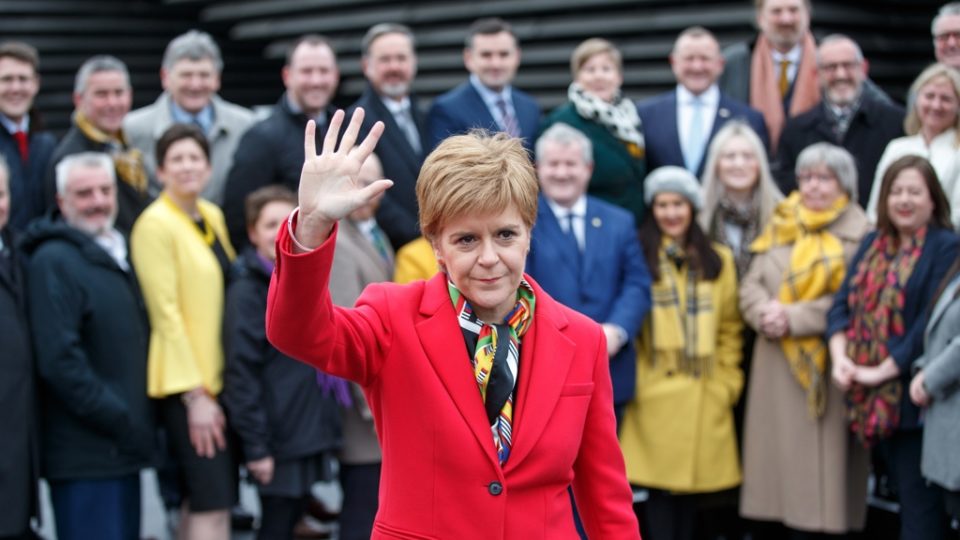 Sturgeon deixa cargo de primeira-ministra da Escócia após nove anos