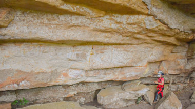 Arte rupestre com araucária é descoberta por pesquisadores da UEPG.