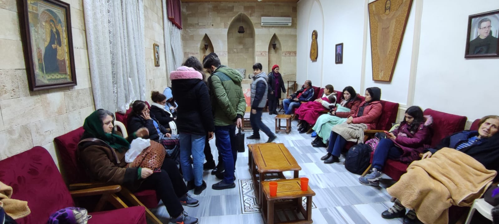 Famílias sírias são abrigadas em igrejas na província de Latakia, após terremotos que causaram mais de 43 mil mortes na Síria e na Turquia: 10 mil sírios deixaram a nação turca