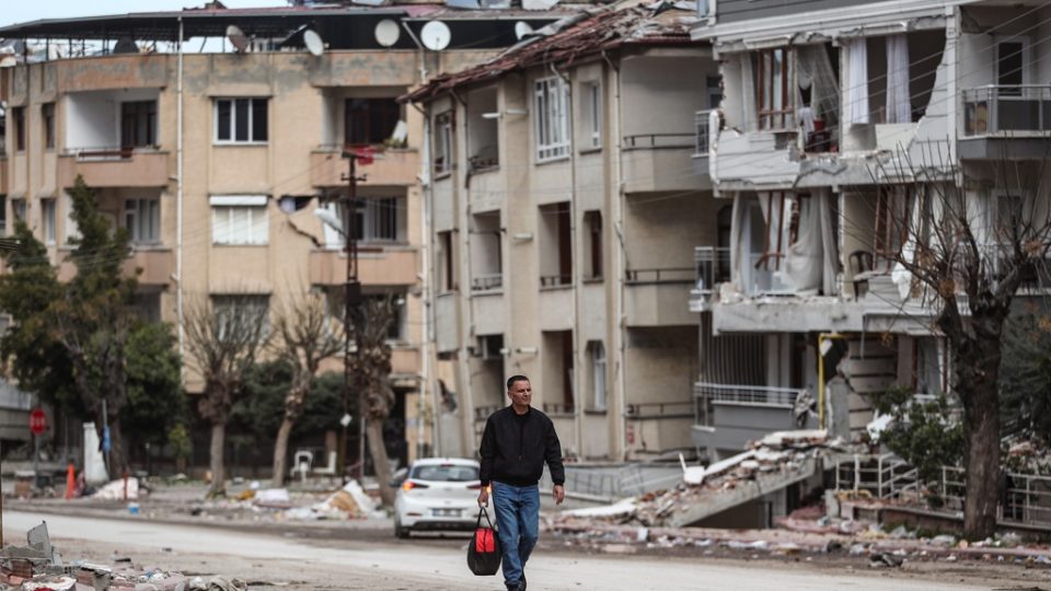 Turquia oferece auxílio econômico em regiões afetadas por terremotos
