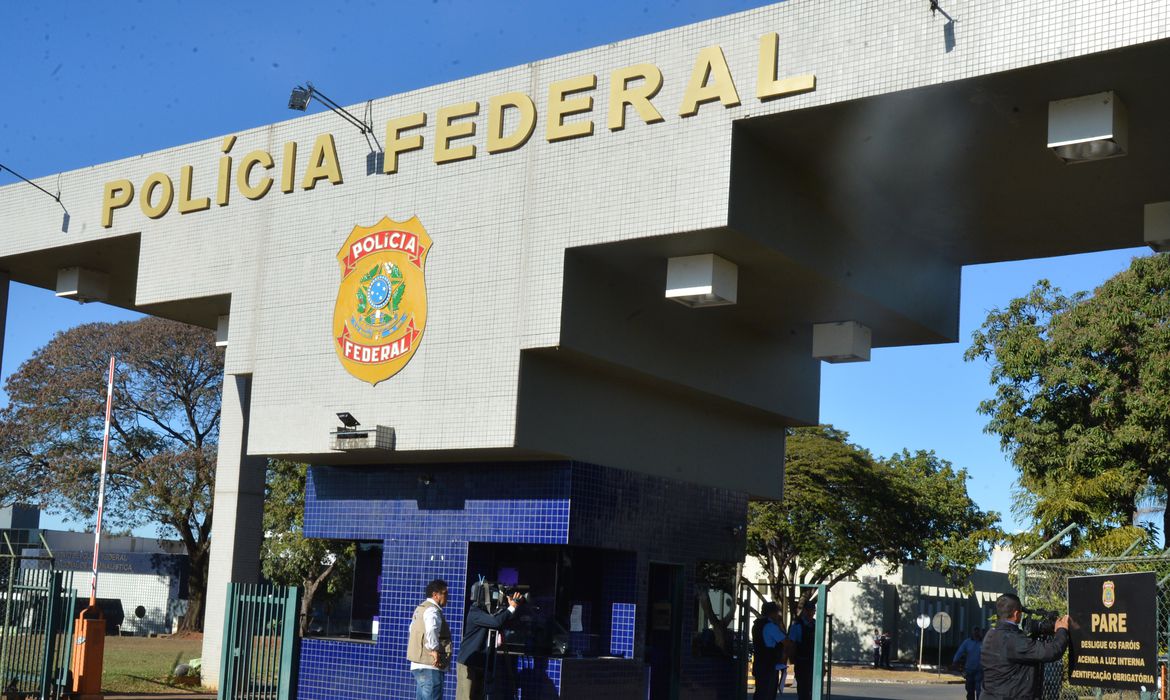 Em Cascavel, procura por serviços da Polícia Federal, como emissão de passaportes, tem gerado filas