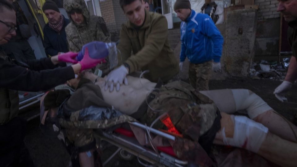 Ucrânia resiste em Bakhmut enquanto Rússia mostra força nuclear