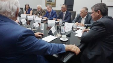 Assinatura de cooperação para tornar empresas competitivas