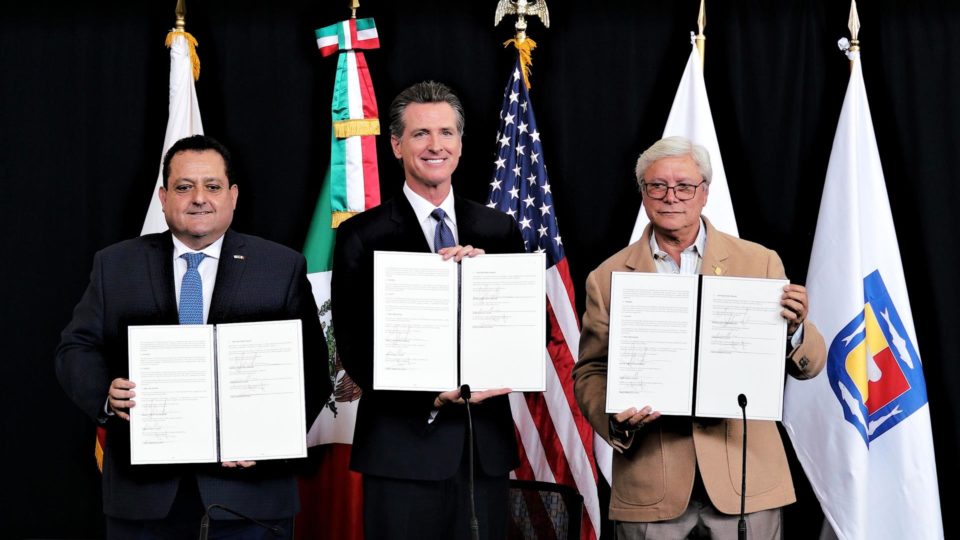 Os governadores de Baja California Sur, Carlos Mendoza Davis (esquerda); da Califórnia, Gavin Newsom (centro), e da Baja California, Jaime Bonilla Valdez (direita), posam mostrando as folhas assinadas do memorando de entendimento para retomar a Comissão Las Californias, em San Diego (Estados Unidos), dezembro de 2019