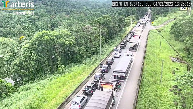 Caminhão incendiado na BR-376