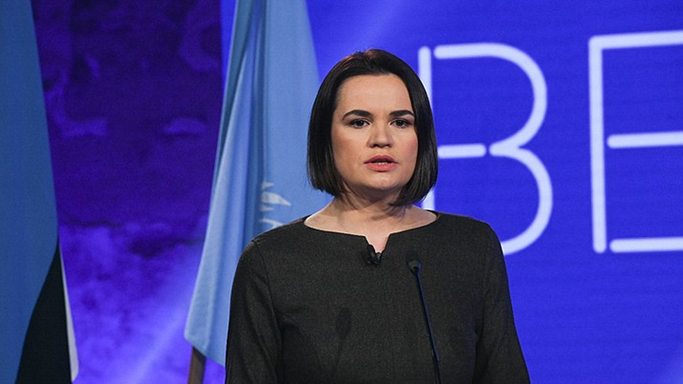 Sviatlana Tsikhanouskaya, que se considera vencedora legítima das eleições de 2020 em Belarus, exilada, diz que Lukashenko usa o judiciário como arma de repressão.