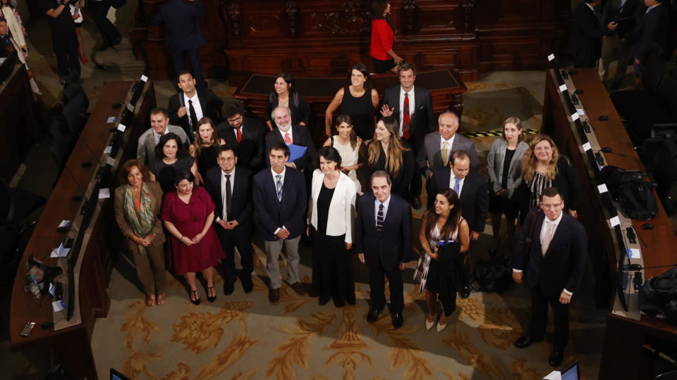 Membros do Comitê de Especialistas, formado nesta segunda-feira, no Chile