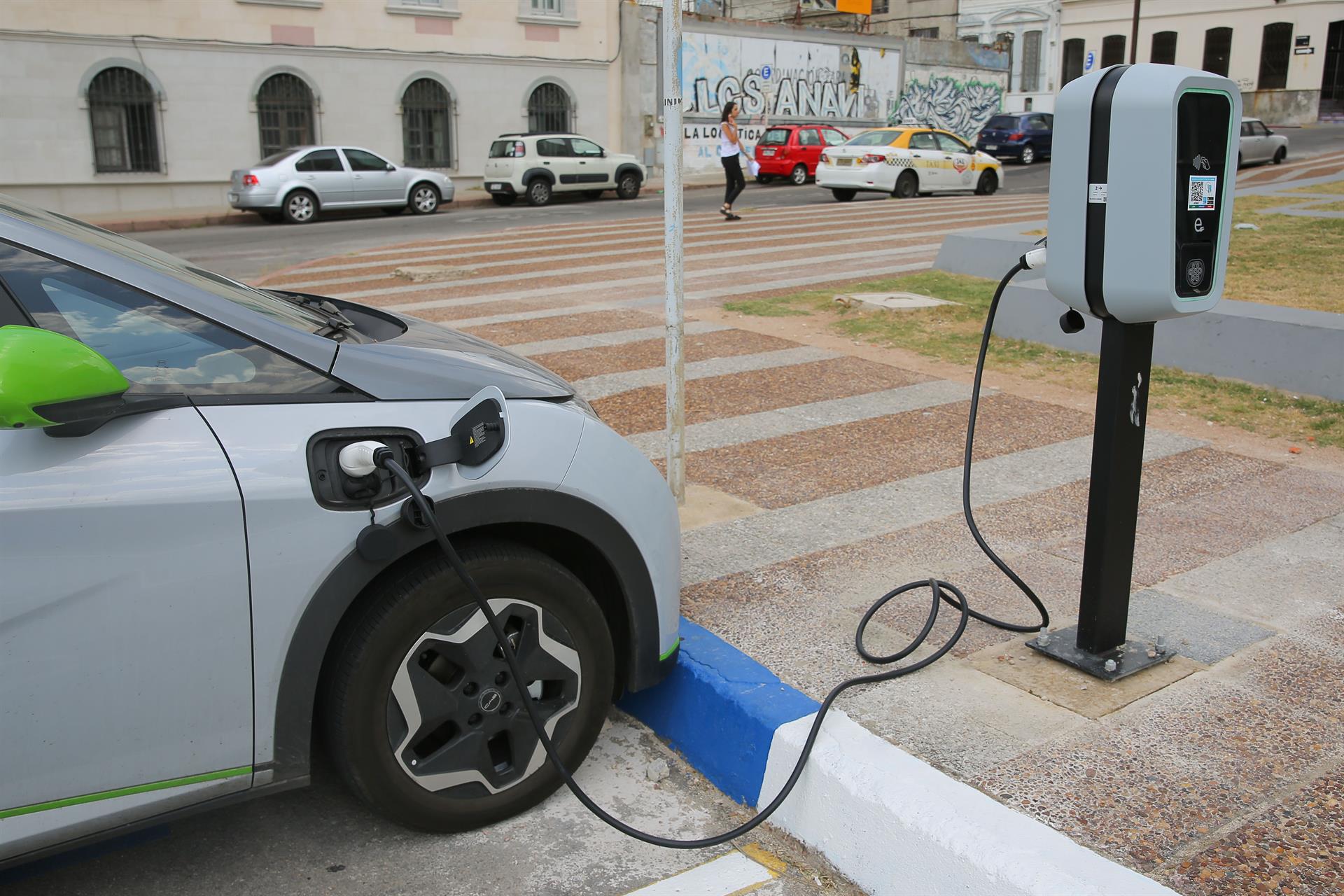 Veículo elétrico recebe carga em 8 de fevereiro de 2023 na Rambla de Montevidéu (Uruguai)