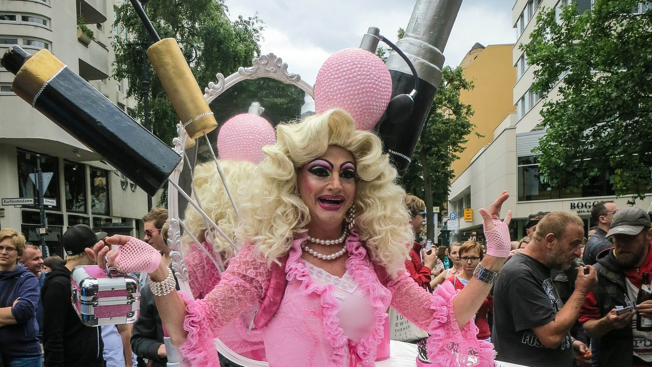 A Assembléia Geral do Tennessee aprovou um projeto de lei que proíbe a realização de shows de drag em locais públicos ou em qualquer lugar onde menores possam estar presentes.