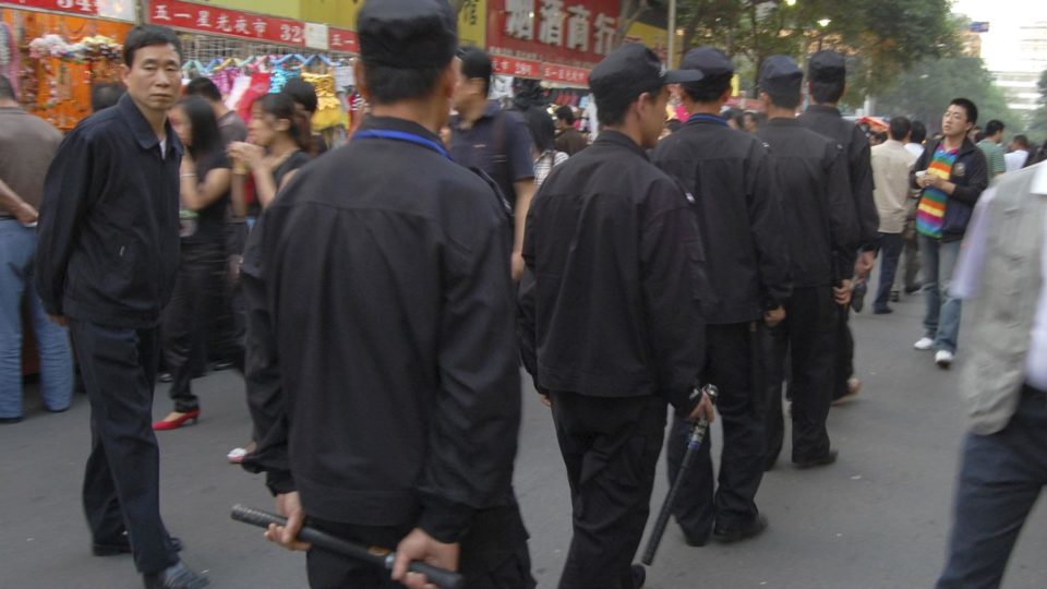 Guardas chineses patrulhando a capital de Xinjiang, em 2010