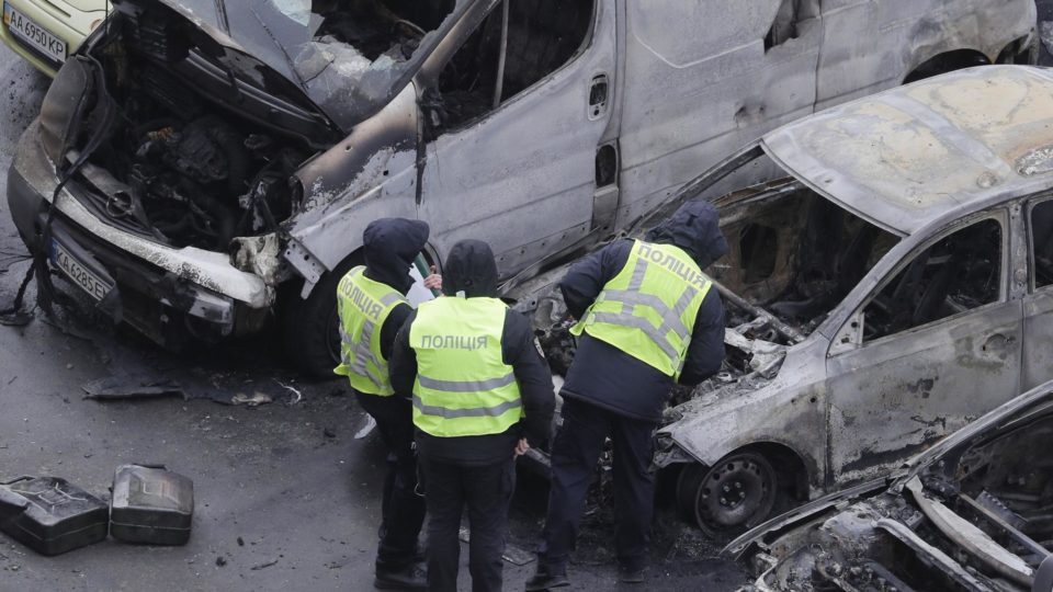 Agentes inspecionam veículos incendiados na manhã desta quinta-feira, após bombardeio em Kiev