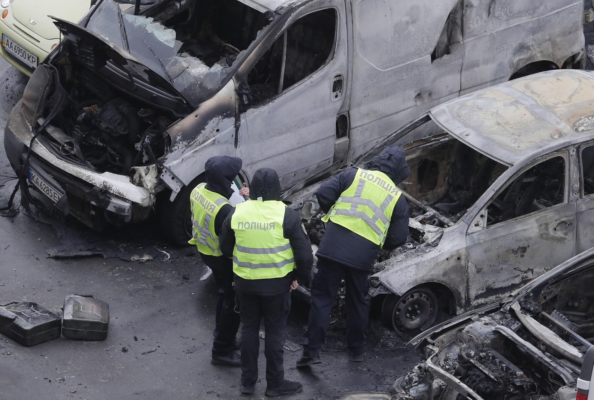 Agentes inspecionam veículos incendiados na manhã desta quinta-feira, após bombardeio em Kiev