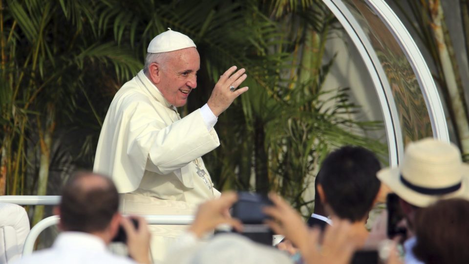 O Papa Francisco acena do papamóvel ao chegar à Praça da Revolução para celebrar a missa dominical em Havana, Cuba, em 20 de setembro de 2015.