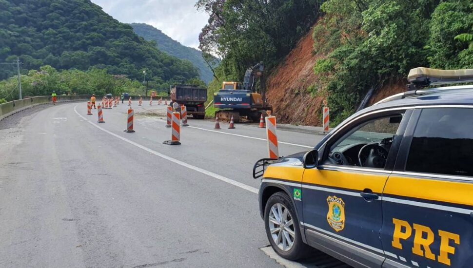 BR-376 havia sido interditada mais uma vez neste domingo (12), mas tráfego foi liberado na manhã desta segunda-feira (13)