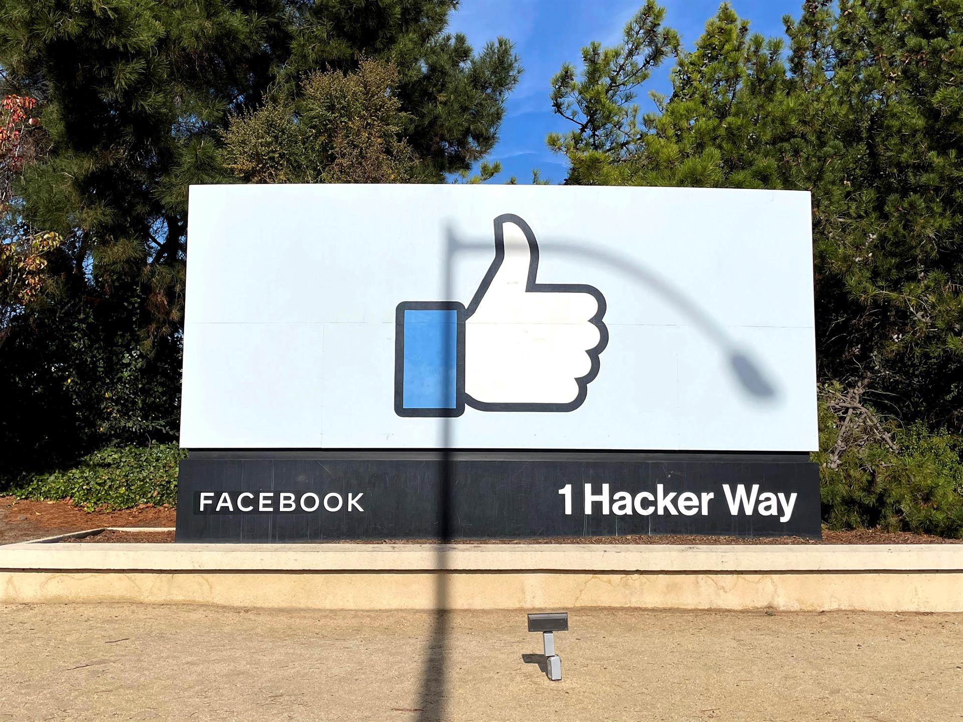 Vista da sede do Facebook em Menlo Park, Califórnia, Estados Unidos.