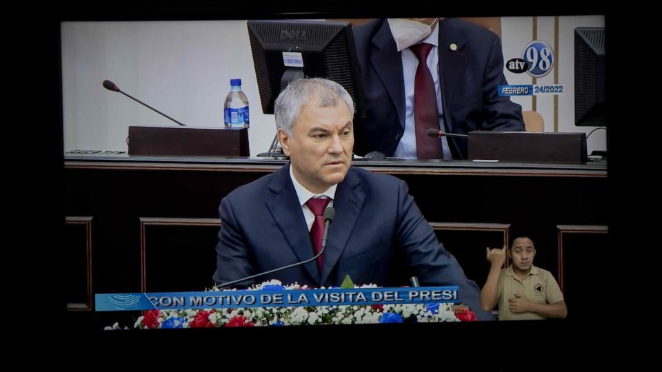 Fotografia de televisão que mostra o presidente da Duma Russa, Vyacheslav Volodin