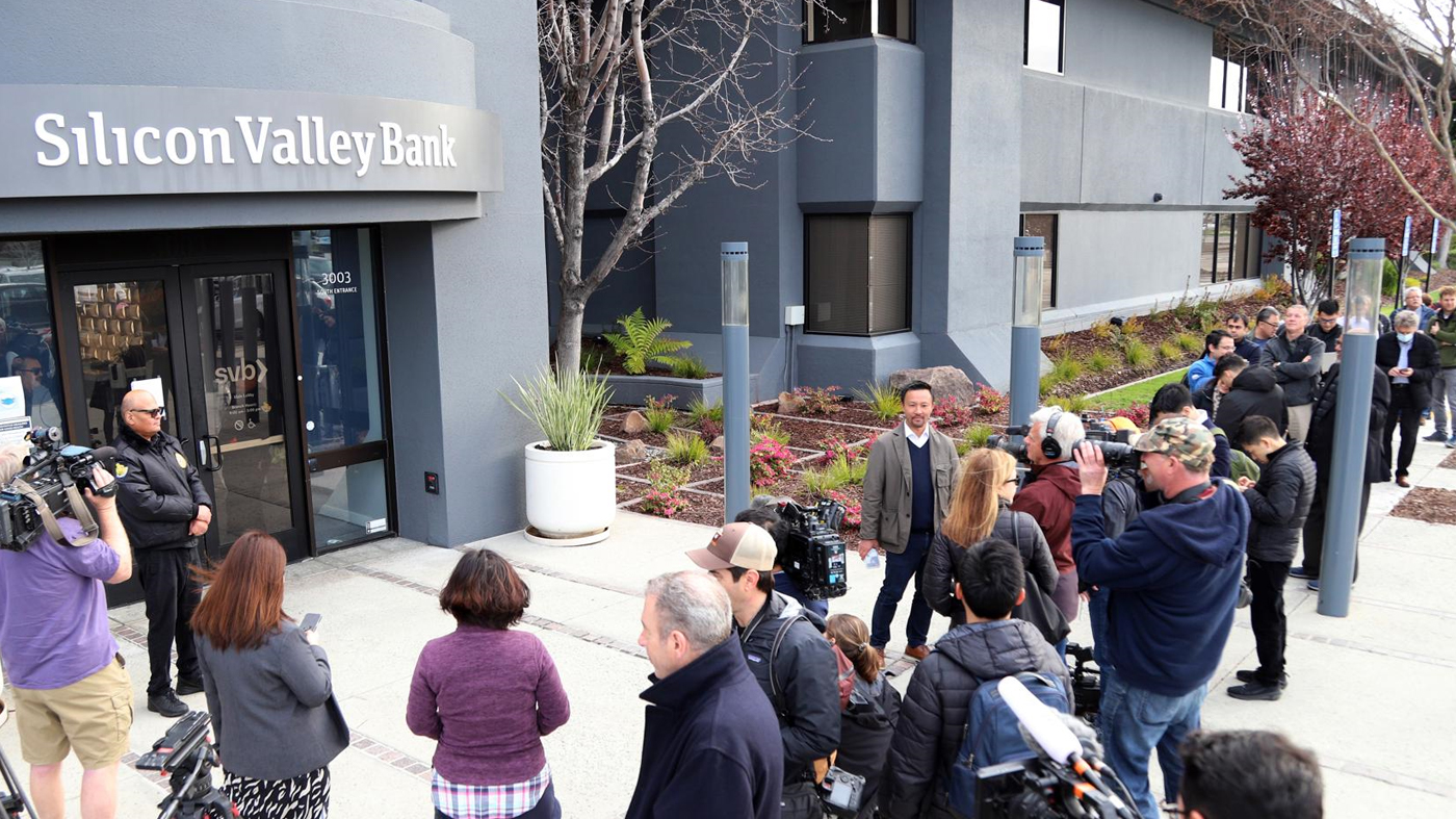 Clientes fazem fila na porta da sede do SVB, Banco do Vale do Silício, na esperança de recuperar seus depósitos. 13 de março de 2023.