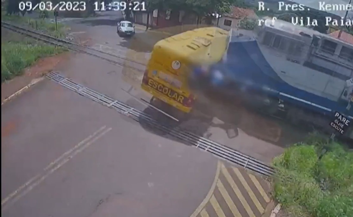 Grave acidente envolvendo transporte escolar de Jandaia do Sul deixou três mortos, sendo duas alunas da Apae e uma cozinheira da instituição