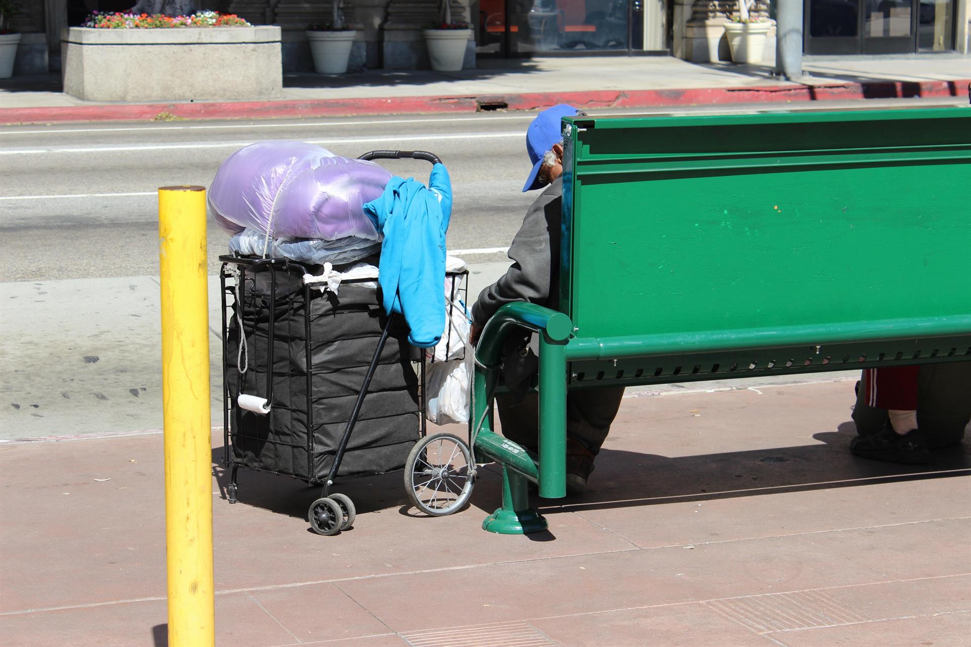 Sem-teto com seus pertences em Los Angeles, Califórnia, em 2016: estado é o líder em pessoas vivendo nas ruas nos EUA