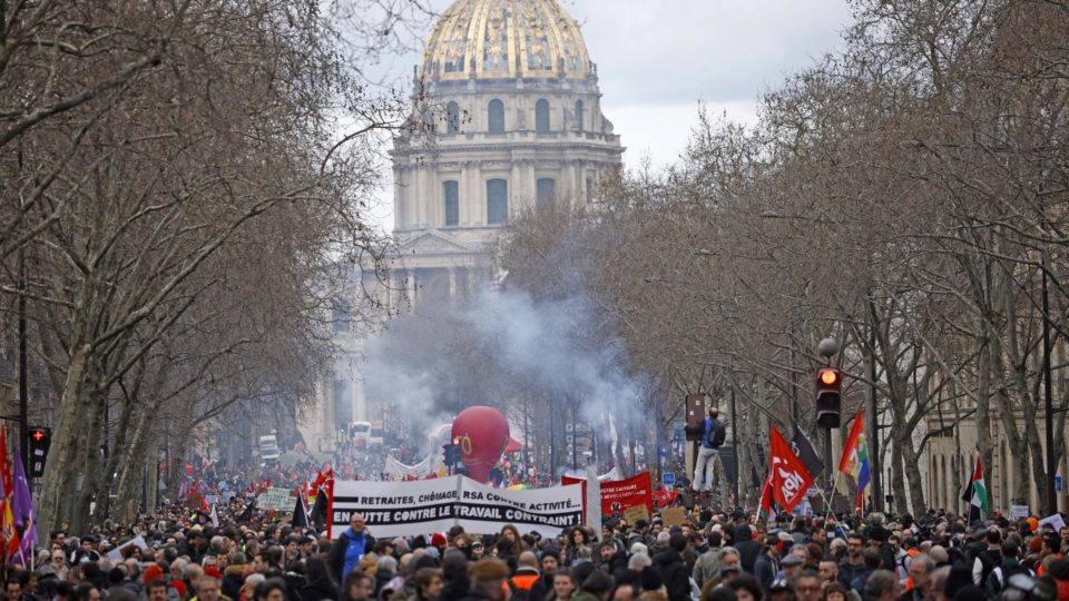 Milhares de pessoas participam de manifestação contra a reforma do sistema previdenciário em Paris, França, 15 de março de 2023.