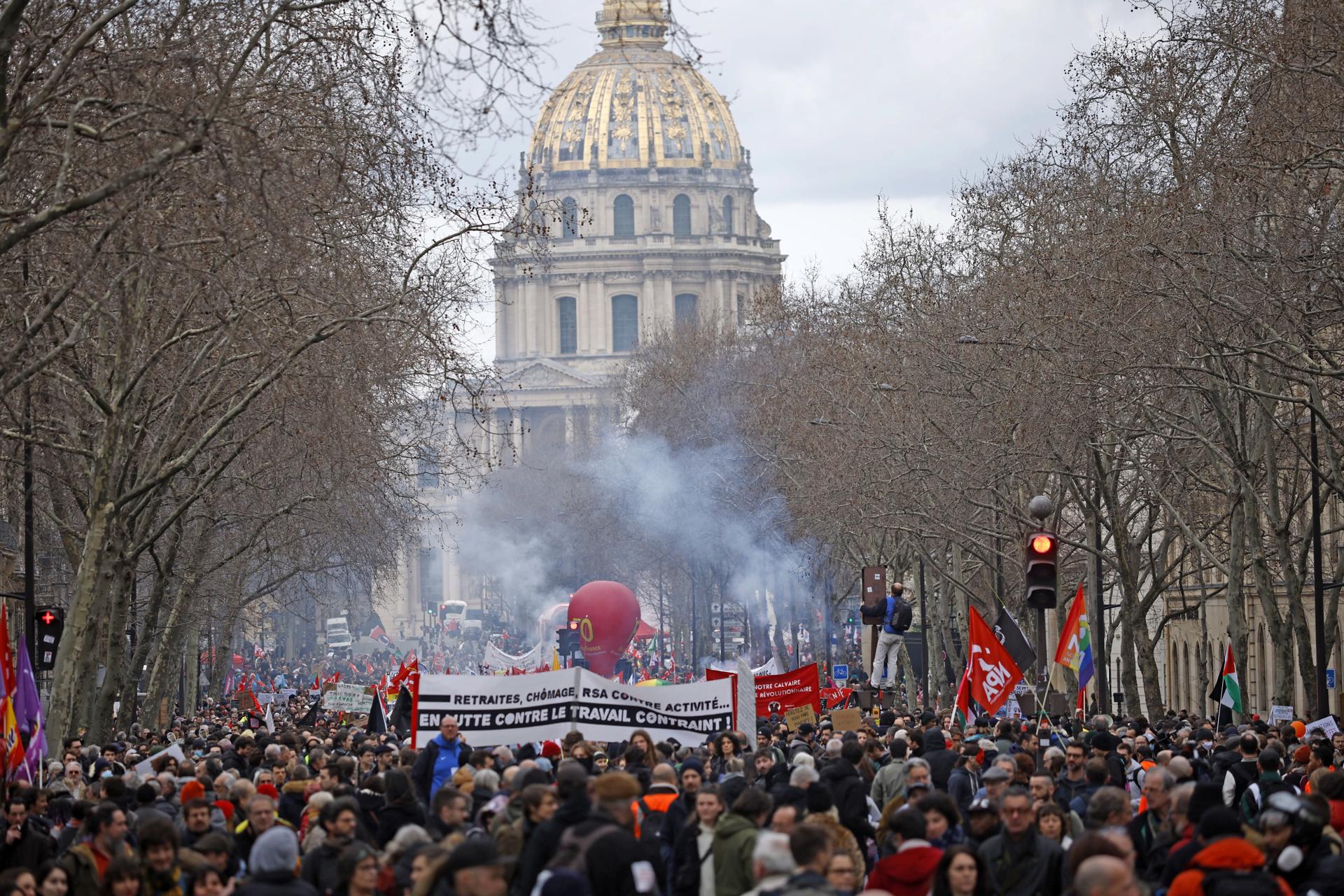 Milhares de pessoas participam de manifestação contra a reforma do sistema previdenciário em Paris, França, 15 de março de 2023.