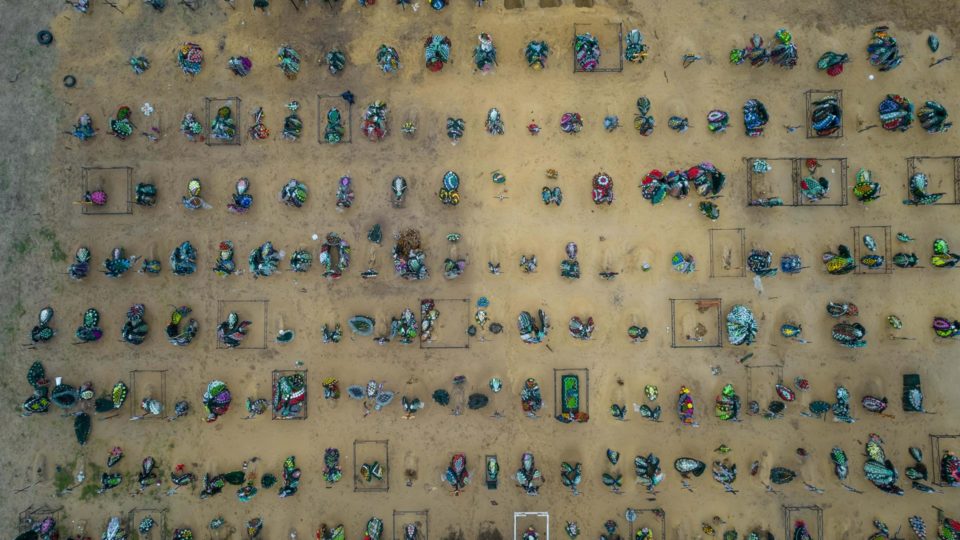 Fotografia aérea feita no dia 24 de fevereiro de 2023 — quando a Guerra na Ucrânia completou um ano — mostra dezenas de sepulturas em um setor do cemitério de Irpin, na Ucrânia.