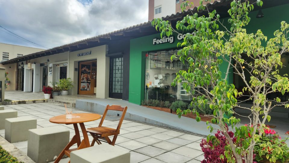 Pequenos empreendedores no bairro Ahú, em Curitiba