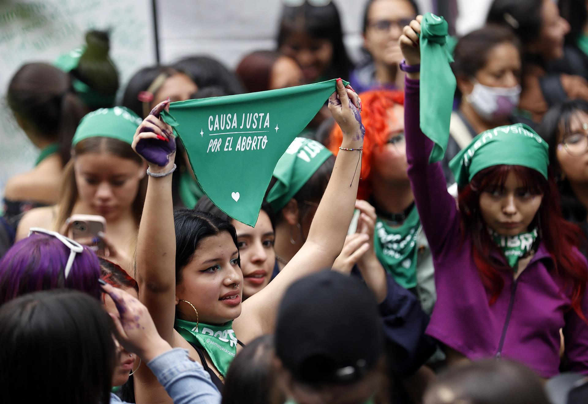 Ativistas colombianas, no mês passado, comemorando um ano da descriminalização do aborto no país até o sexto mês de gestação